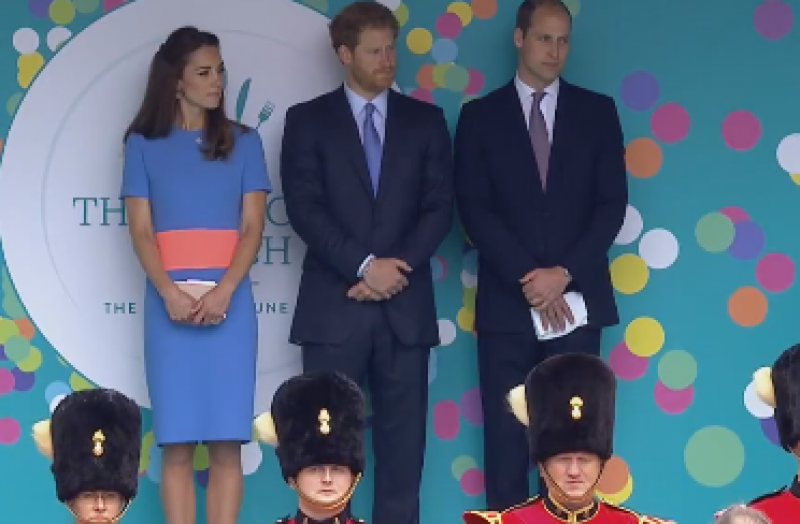 Imagem Ilustrando a Notícia: Kate Midleton usou vestido de promoção no aniversário da rainha Elisabeth II