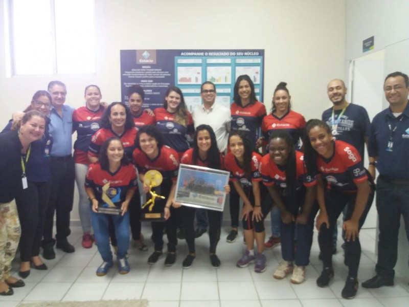 Imagem Ilustrando a Notícia: Diretoria da Estácio de Sá recebe atletas da equipe de handebol feminina