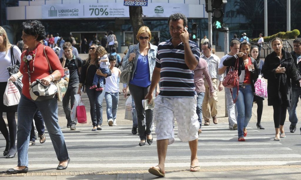 Imagem Ilustrando a Notícia: Taxa de desemprego no Brasil cai para 11,8%, revela IBGE