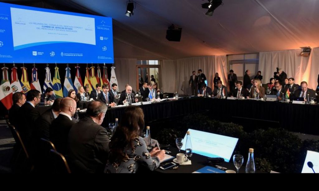 Imagem Ilustrando a Notícia: Bolsonaro participa da cúpula de chefes de Estado do Mercosul