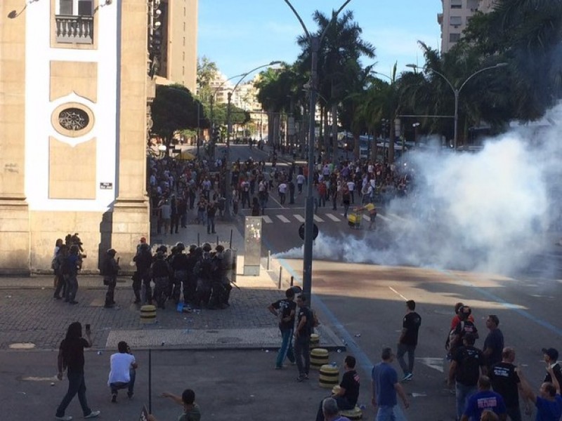 Imagem Ilustrando a Notícia: Manifestantes protestam contra medidas do governo do Rio para corte de gastos
