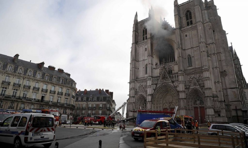 Imagem Ilustrando a Notícia: Incêndio destrói órgão e vidraças da catedral francesa de Nantes