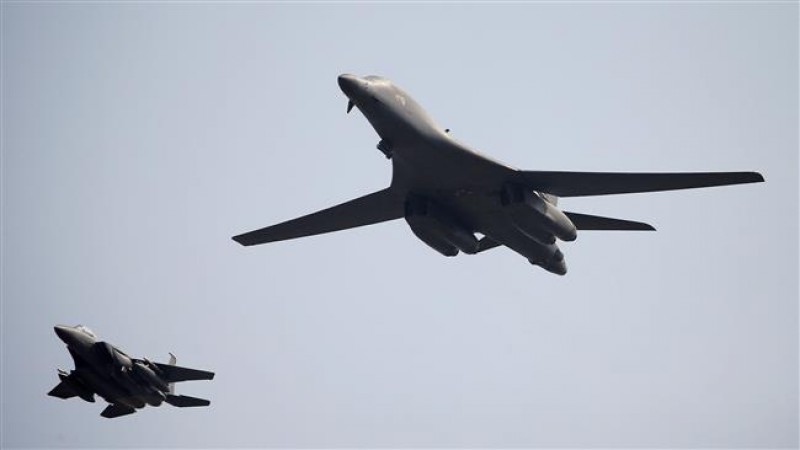 Imagem Ilustrando a Notícia: Estados Unidos enviam dois bombardeiros estratégicos B-1 para península coreana