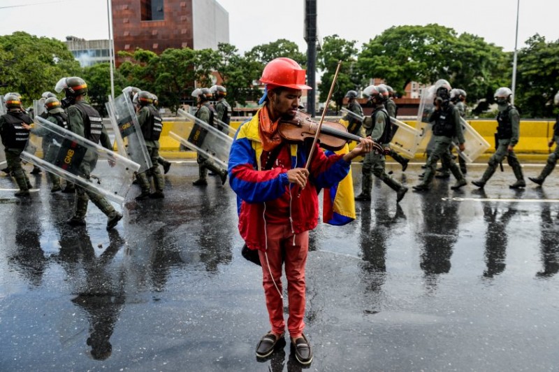 Imagem Ilustrando a Notícia: Violinista venezuelano é solto após protestos