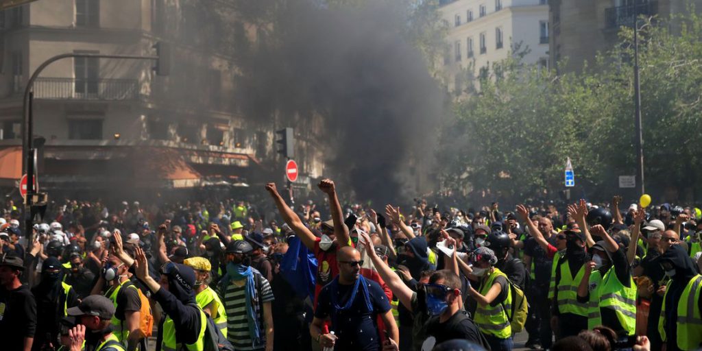 Imagem Ilustrando a Notícia: Coletes amarelos: confrontos nas ruas de Paris em plena Páscoa