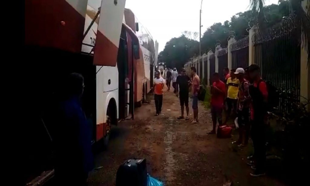 Imagem Ilustrando a Notícia: Ônibus interestadual com 38 passageiros é apreendido com irregularidades na BR-060