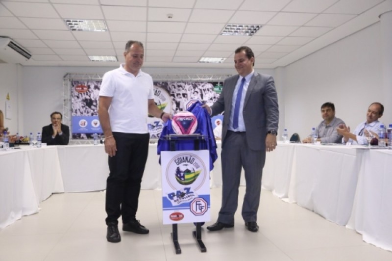 Imagem Ilustrando a Notícia: FGF apresenta bola do Campeonato Goiano 2018