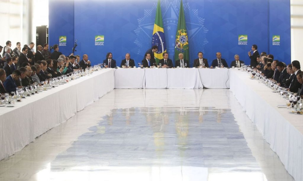 Imagem Ilustrando a Notícia: Bolsonaro recebe bancada da Frente Parlamentar Evangélica