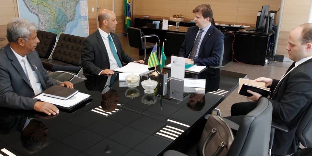 Imagem Ilustrando a Notícia: Líder de Bolsonaro na Câmara, Major Vitor Hugo pede abertura com ministros