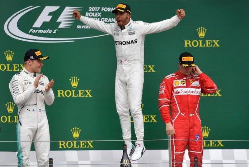 Imagem Ilustrando a Notícia: Hamilton vence em casa e encosta em Vettel no campeonato