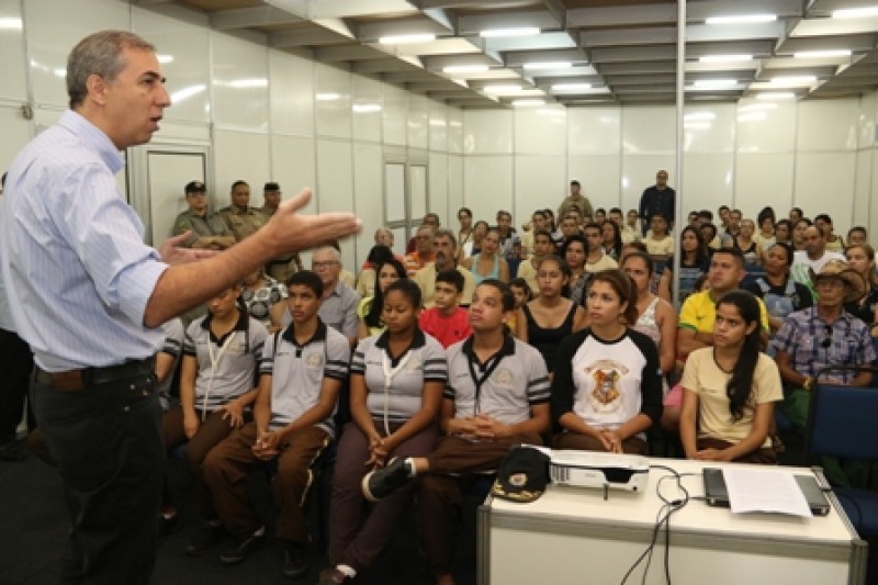 Imagem Ilustrando a Notícia: José Eliton discute ações de combate à criminadade