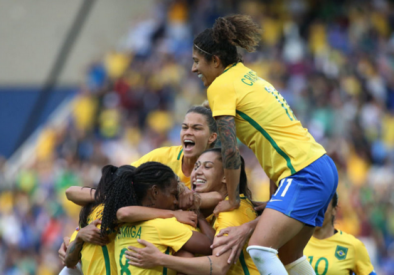 Imagem Ilustrando a Notícia: Futebol feminino derrota Suécia e garante classificação do Brasil
