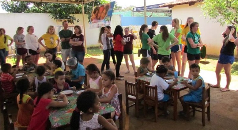 Imagem Ilustrando a Notícia: Estudantes norte-americanos realizam trabalho voluntário em Goiânia
