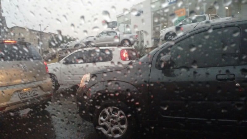 Imagem Ilustrando a Notícia: Chuva surpreende Grande Goiânia, deixa o trânsito lento e causa acidentes