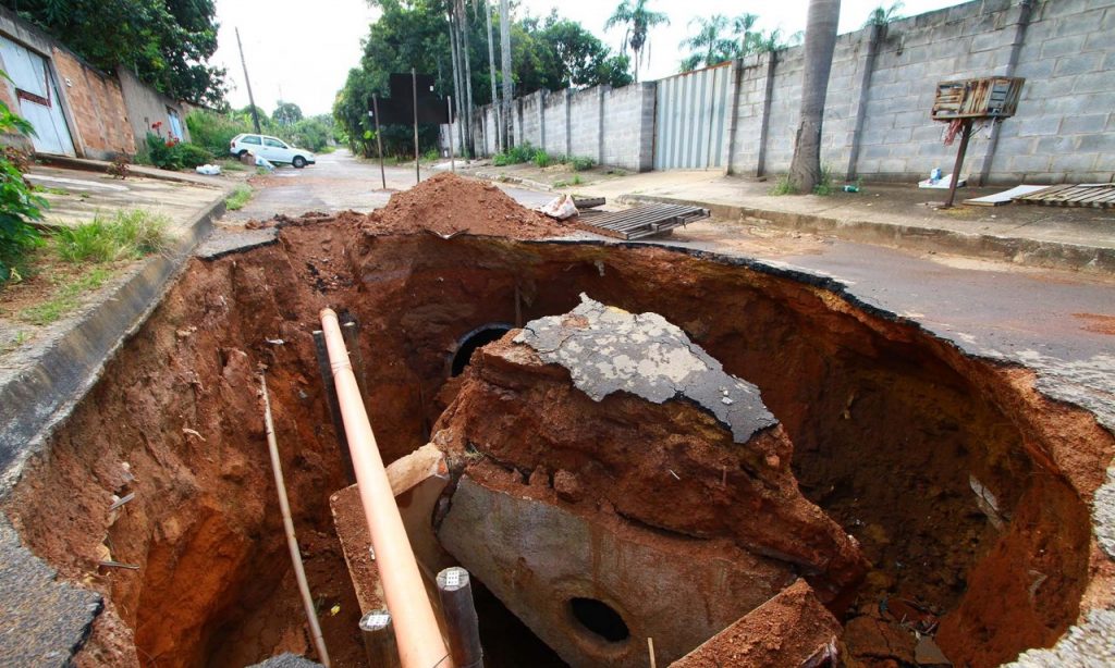 Imagem Ilustrando a Notícia: Erosões avançam e ameaçam vias e imóveis em Aparecida de Goiânia