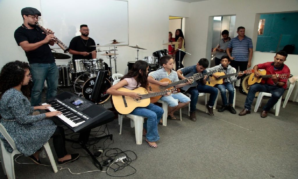 Imagem Ilustrando a Notícia: Escola em Aparecida de Goiânia oferece aulas gratuitas de música para crianças