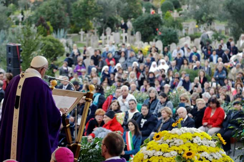 Imagem Ilustrando a Notícia: Papa celebra missa de finados no cemitério de Roma