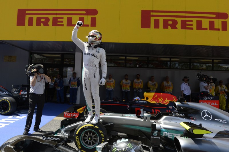 Imagem Ilustrando a Notícia: Lewis Hamilton  larga na frente