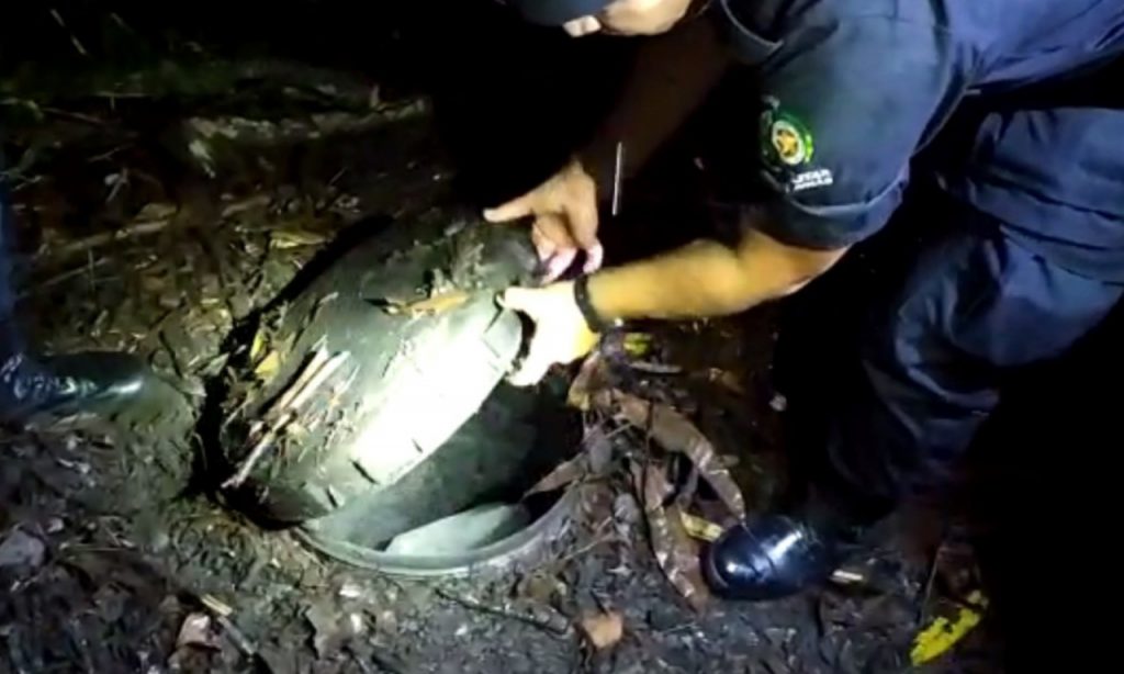 Imagem Ilustrando a Notícia: Polícia encontra pasta base de cocaína dentro de barris enterrados em chácara
