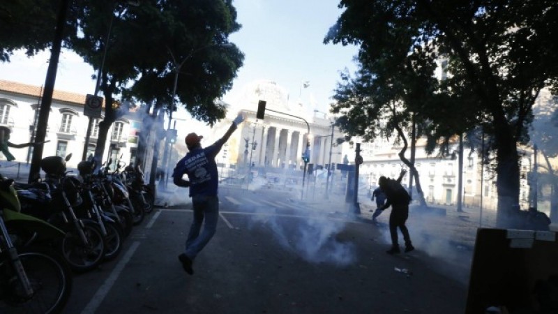 Imagem Ilustrando a Notícia: Manifestantes e PMs se enfrentam em frente à Alerj
