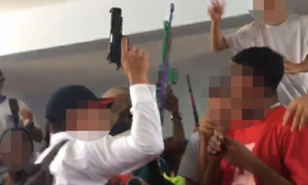 Imagem Ilustrando a Notícia: Alunos desfilam com fuzis e pistolas de brinquedo em colégio