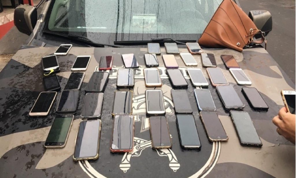 Imagem Ilustrando a Notícia: Mulheres são presas com 39 celulares roubados no Caldas Country, em Caldas Novas