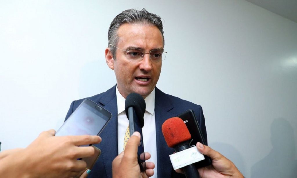Imagem Ilustrando a Notícia: Bolsonaro nomeia delegado Rolando de Souza para comando da Polícia Federal