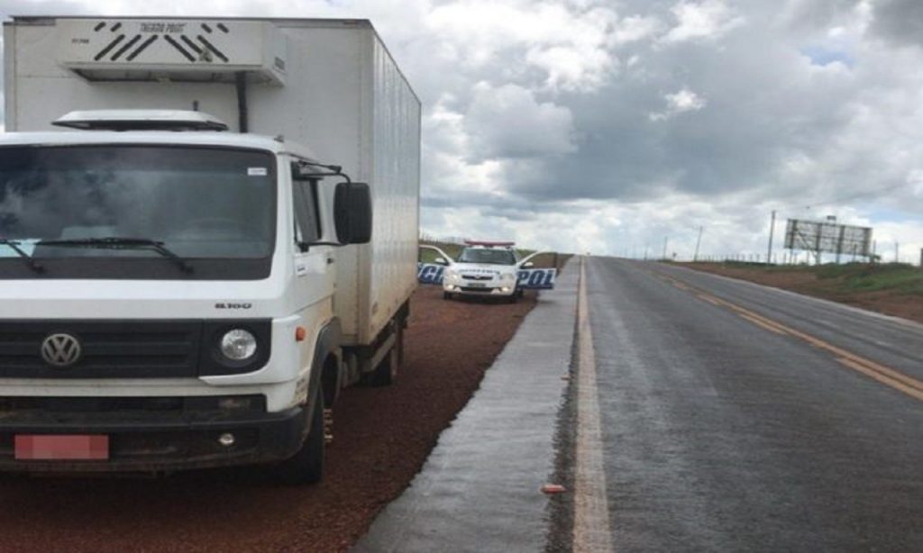 Imagem Ilustrando a Notícia: PM prende quatro pessoas suspeitas de roubar caminhão carregado de carne
