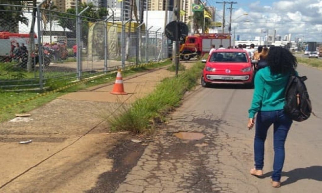 Imagem Ilustrando a Notícia: Homem morre eletrocutado e colega fica ferido na BR-153, em Goiânia
