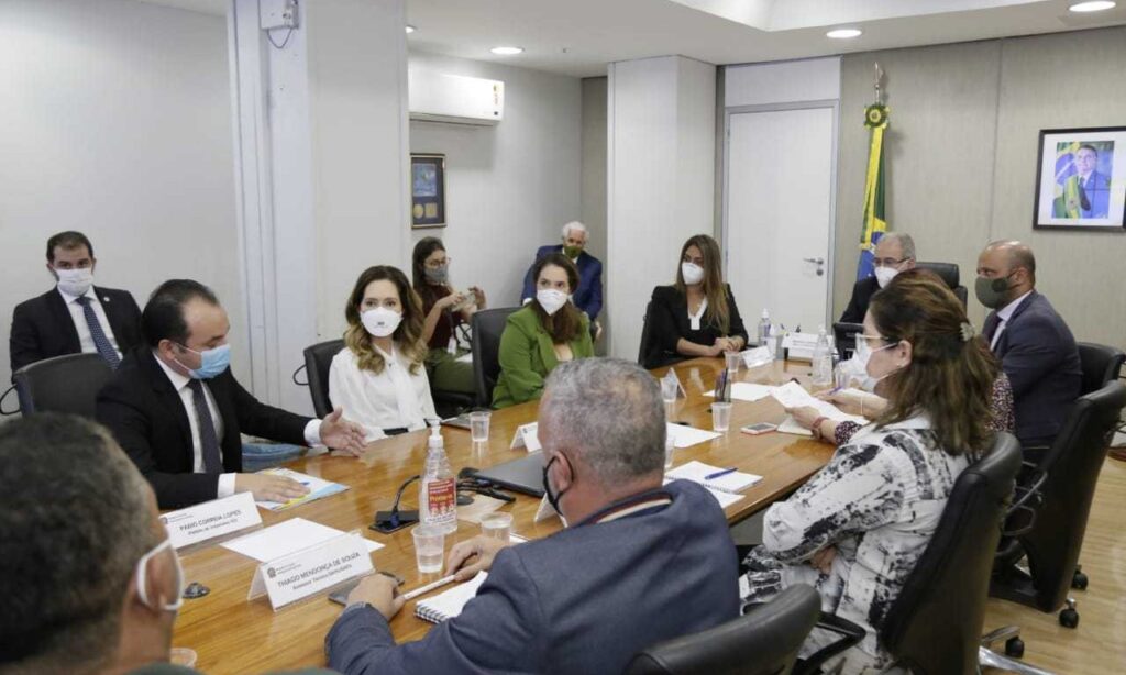 Imagem Ilustrando a Notícia: Prefeitos do entorno se reúnem com Ministro da Saúde para pedirem ajuda no combate a Covid-19