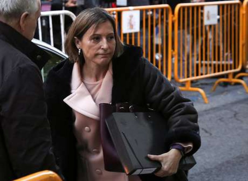Imagem Ilustrando a Notícia: Presidente do Parlamento catalão paga fiança e é liberta da prisão