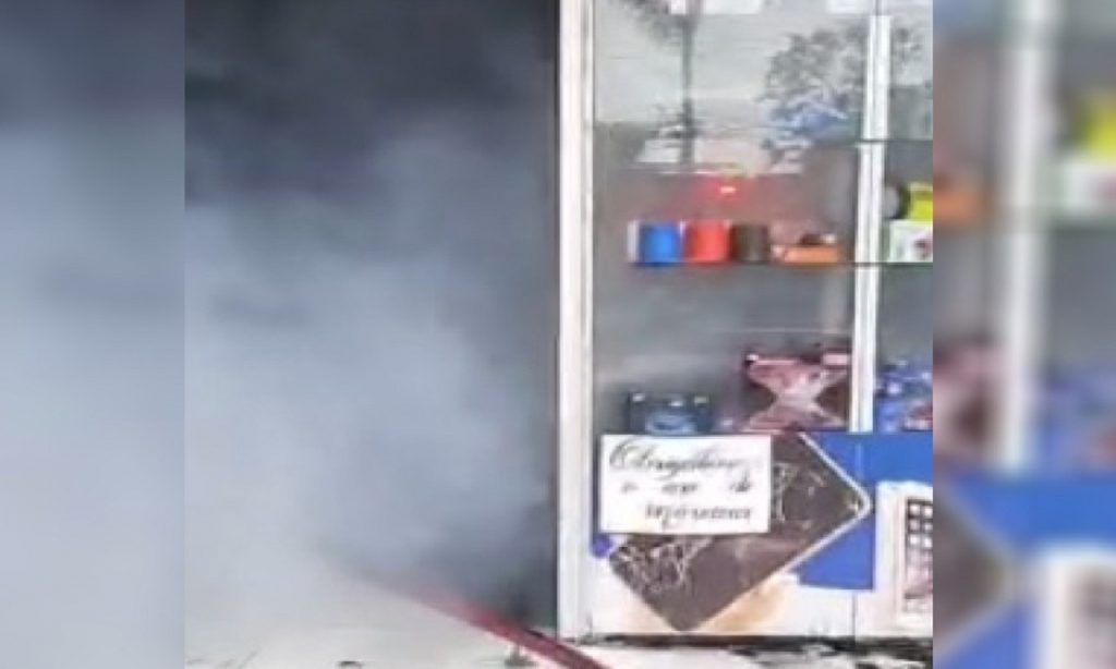 Imagem Ilustrando a Notícia: Loja de celulares pega fogo em Goiânia