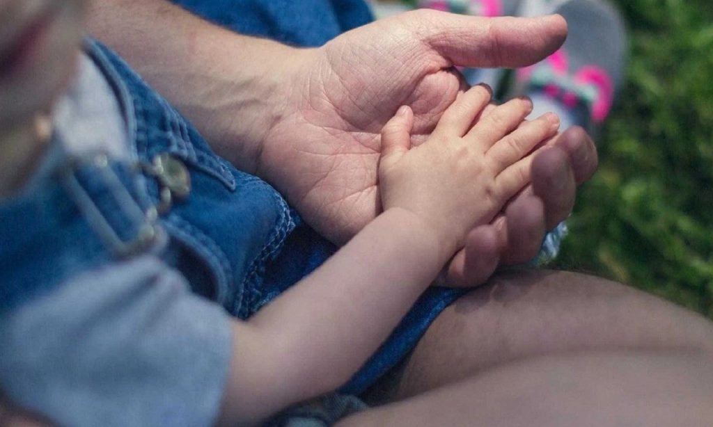Imagem Ilustrando a Notícia: Criança que aguardava adoção em Luziânia terá uma nova família