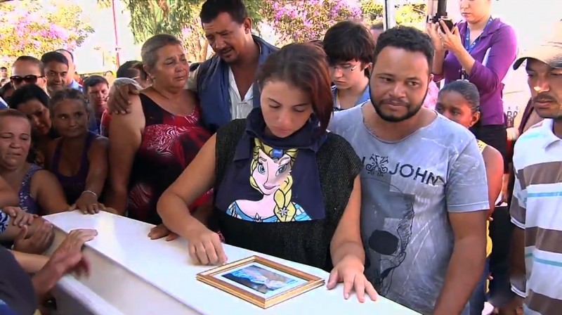 Imagem Ilustrando a Notícia: População se emociona  em enterro de Ana Clara