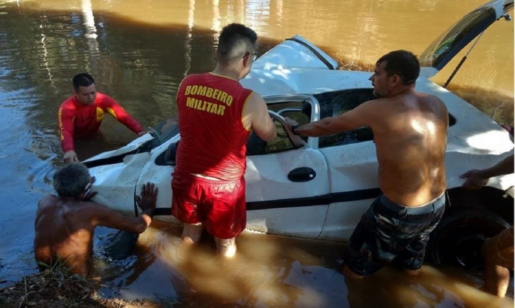 Imagem Ilustrando a Notícia: Dois jovens morrem ao capotar carro e cair em represa em Nova Crixás