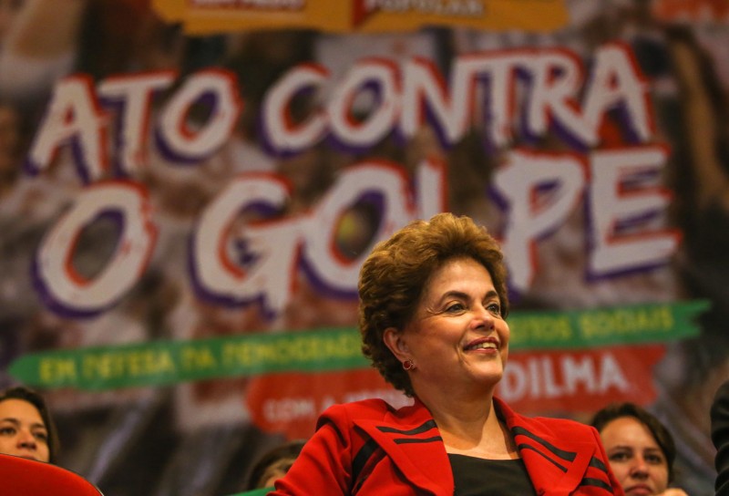 Imagem Ilustrando a Notícia: Dilma ganha tempo para apresentar defesa