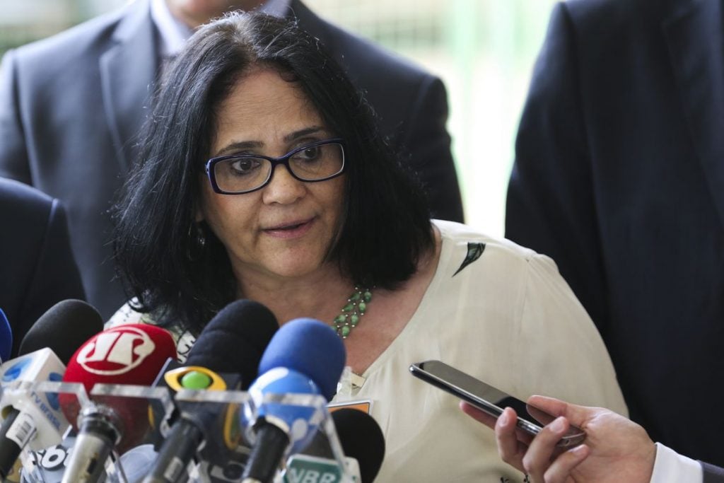 Imagem Ilustrando a Notícia: Sob ameaça, Ministra da Família desconversa sobre deixar o cargo