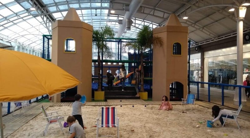 Imagem Ilustrando a Notícia: Goiânia Shopping recebe 4 toneladas de areia natural para nova atração infantil