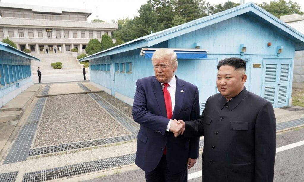 Imagem Ilustrando a Notícia: Trump cruza a fronteira e se encontra com líder da Coreia do Norte