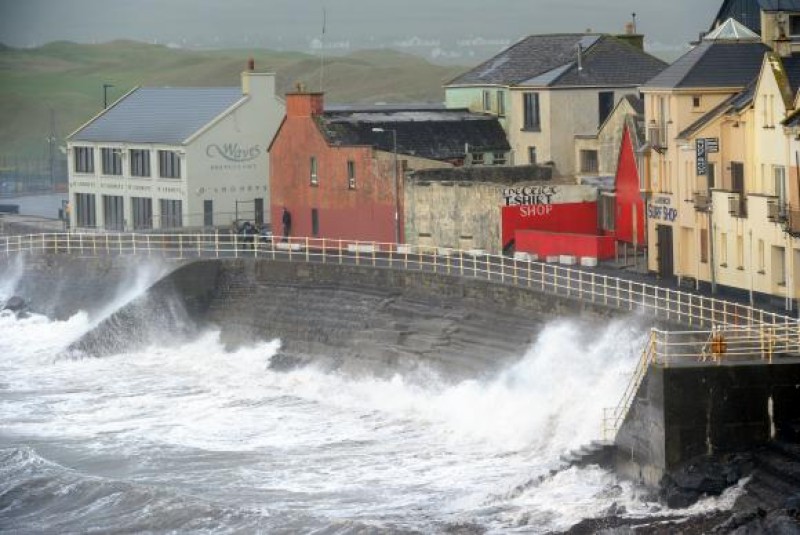 Imagem Ilustrando a Notícia: Furacão provoca caos nos transportes e risco de inundações na Escócia