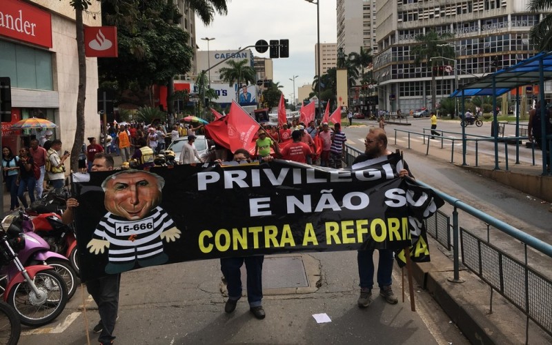 Imagem Ilustrando a Notícia: Manifestantes protestam contra a Reforma da Previdência em Goiânia