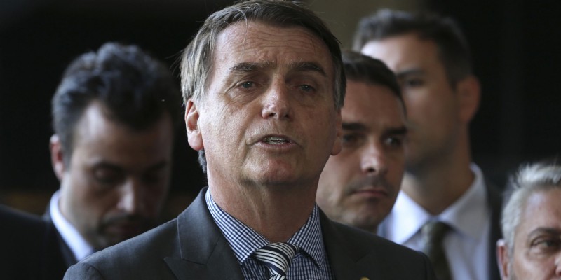 Imagem Ilustrando a Notícia: Jair Messias Bolsonaro sai em defesa de militares em ministérios