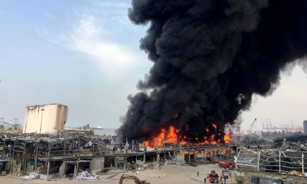 Imagem Ilustrando a Notícia: Incêndio atinge área do Porto de Beirute um mês após grande explosão