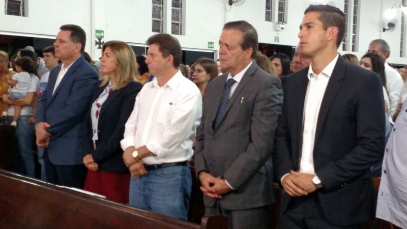 Imagem Ilustrando a Notícia: Marconi Perillo comparece em missa do sétimo dia de José Gomes