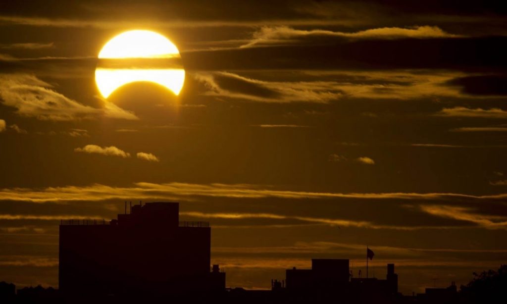Imagem Ilustrando a Notícia: Goianienses poderão ver eclipse parcial hoje