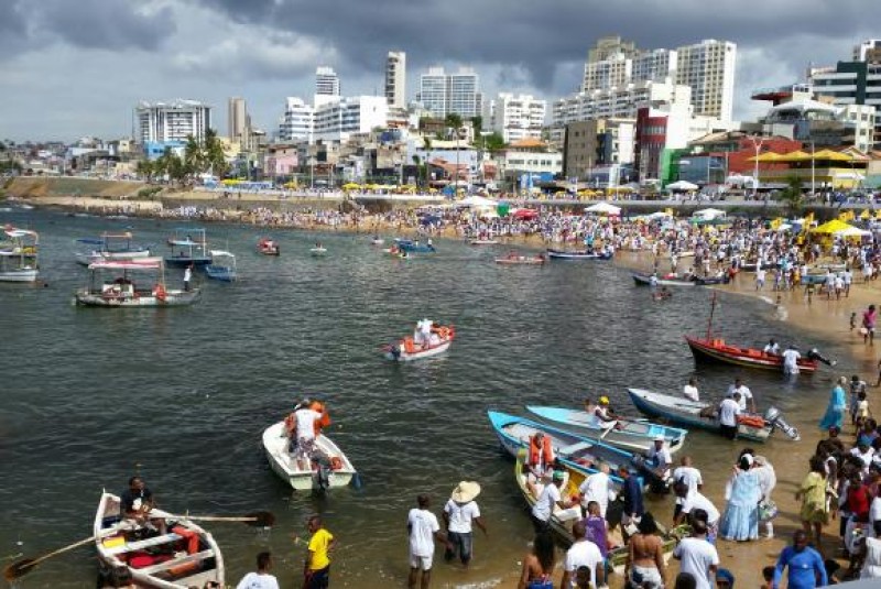 Imagem Ilustrando a Notícia: Homenagens a Iemanjá reúnem milhares em Salvador em festa no Rio Vermelho