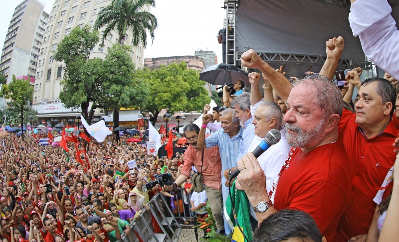 Imagem Ilustrando a Notícia: Lula alfineta Temer em ato pro Dilma realizado no Ceará