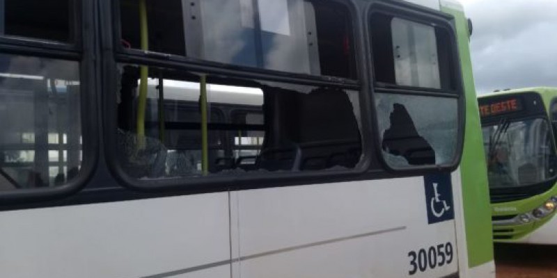 Imagem Ilustrando a Notícia: Vandalismo custa 15 ônibus por ano ao transporte coletivo