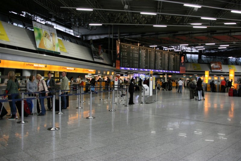 Imagem Ilustrando a Notícia: Nevascas cancelam cerca de 170 voos no aeroporto de Frankfurt