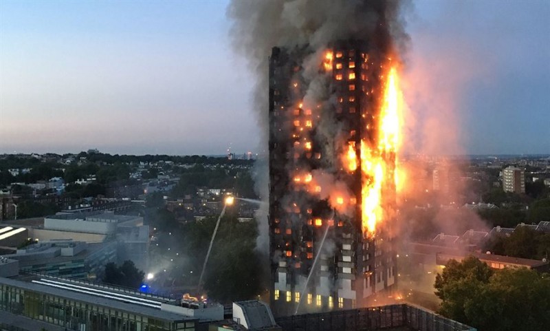 Imagem Ilustrando a Notícia: Incêndio em Londres: adultos jogaram crianças pelas janelas